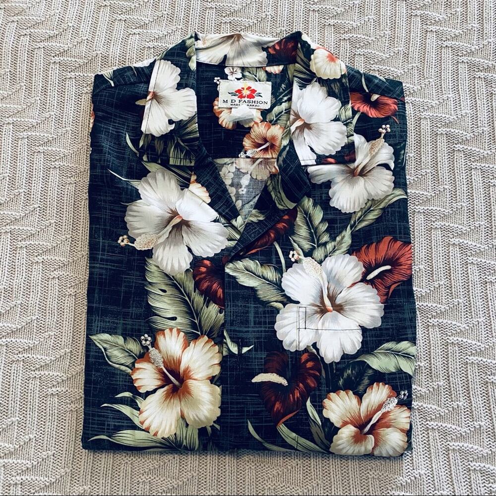 Vintage Made in Hawaii black Hawaiian button down size L